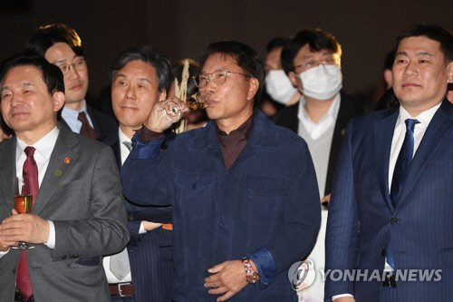 이수만 SM엔터테인먼트 전 총괄 프로듀서가 14일 서울 그랜드 하얏트 호텔에서 열린 '한·몽 경제인 만찬'에 참석해 있다.<연합뉴스>